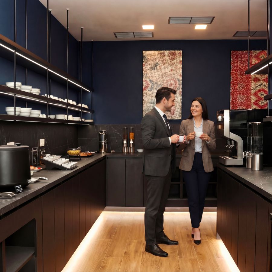 Man and woman enjoying Pearl Lounge